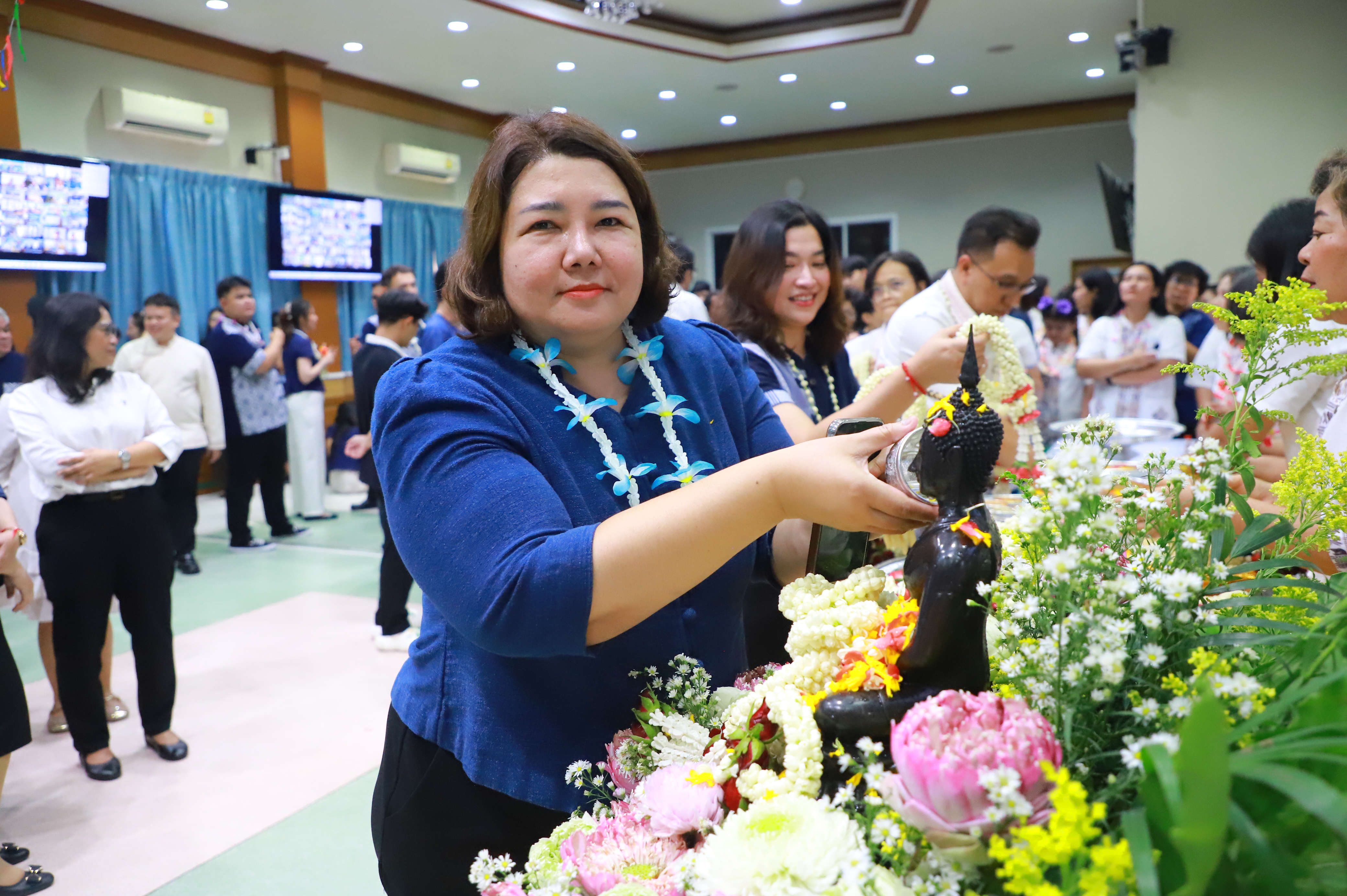 title - ชุ่มฉ่ำ! ชาว ส.ป.ก. ร่วมสรงน้ำพระพุทธรูป และรดน้ำขอพรผู้บริหาร เนื่องในประเพณีวันสงกรานต์ ประจำปี 2569 บรรยากาศเต็มไปด้วยความชื่นมื่นชุ่มฉ่ำ